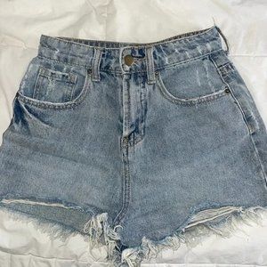 Princess polly high waisted denim shorts / Shorts de mezclilla de cintura alta